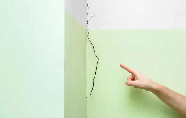 Cómo reparar paredes con grietas y esquinas despicadas