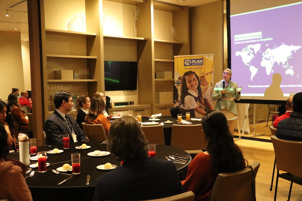 Impulsamos nuevas oportunidades para mujeres en el sector de la construcción en Colombia